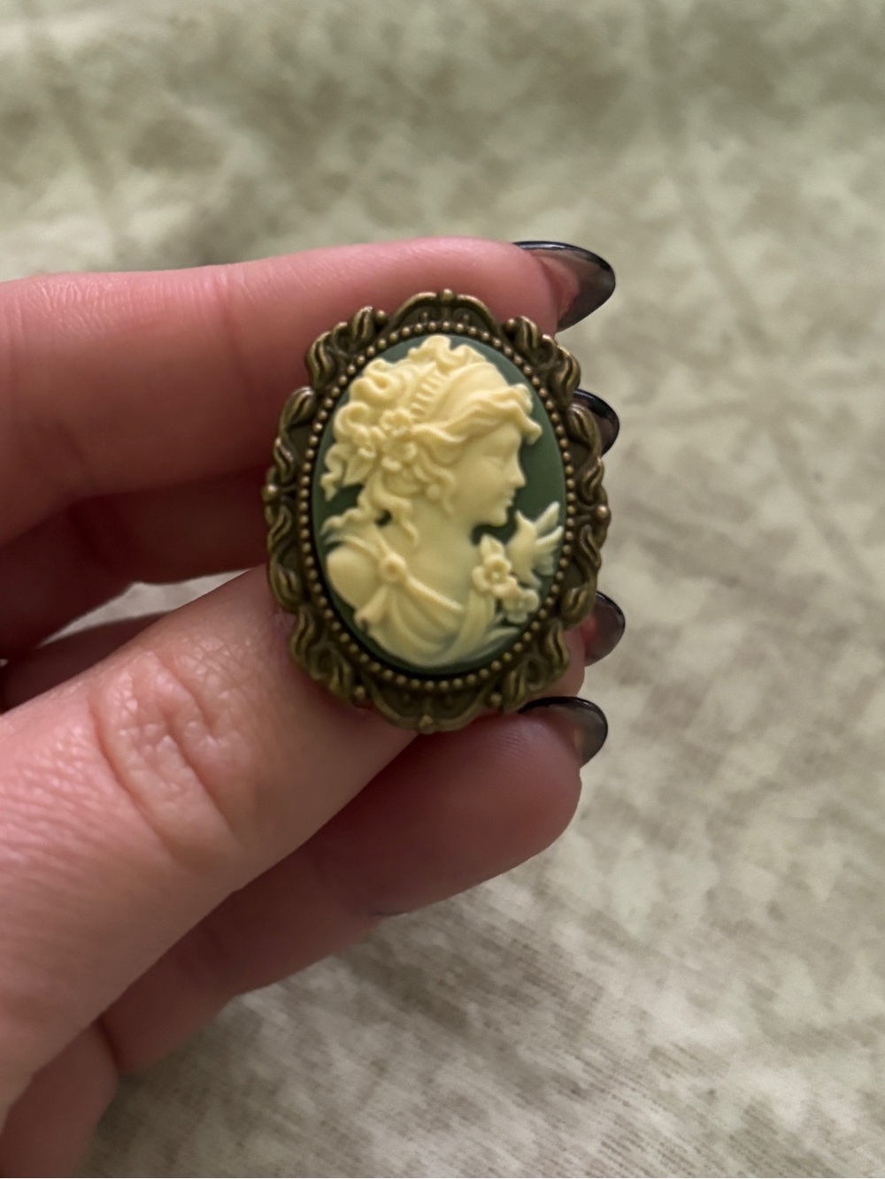 Vintage-Style Cameo Brooch ring Pendant in Cream and Olive Green